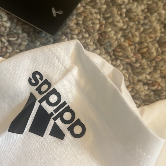 NWT boys, white Adidas T-shirt with hood - Picture 5 of 6